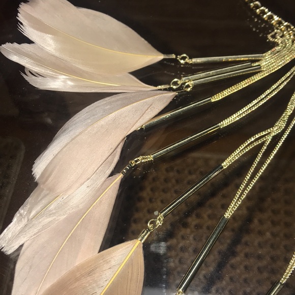 Dynamite feather necklace in gold tone with beige feathers. Beautiful piece. - Picture 4 of 7